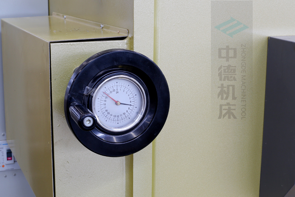 ZDG-832刀片間隙調(diào)節(jié)裝置，設(shè)置在機(jī)架前面，并有刻度顯示，調(diào)節(jié)方便.jpg