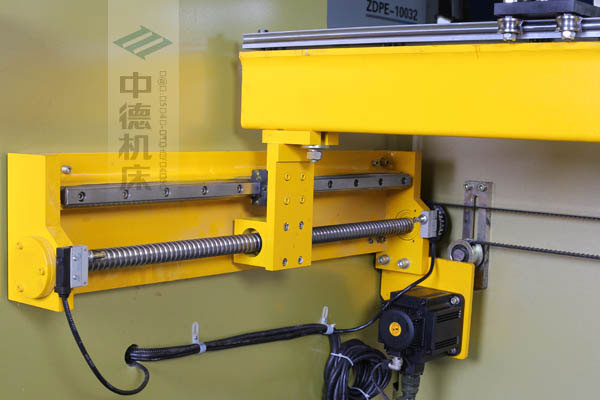 ZDPK-10032X軸配有滾珠絲桿及直線導(dǎo)軌，大功率伺服電機(jī)，鋼絲同步帶，能顯著提升X軸定位精度及速度