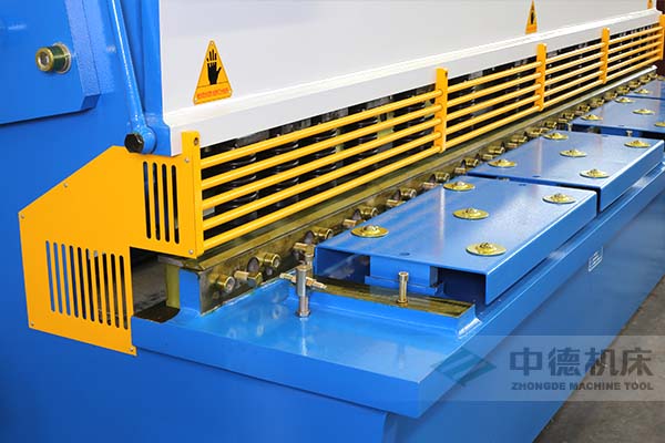 ZDS-1632剪板機進料口，安全防護，進料無阻，又能直接觀看到燈光對線的剪切位置.jpg