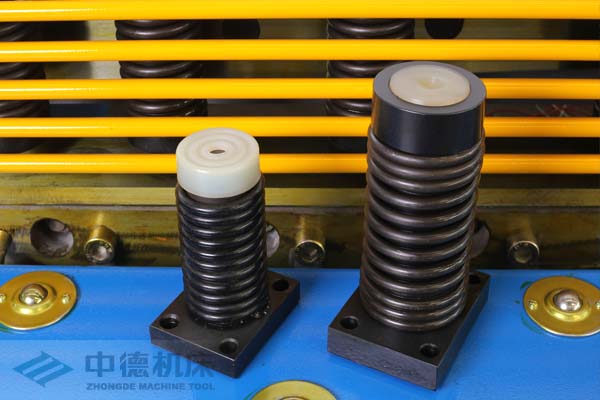 ZDS-1632采用高品質壓料油缸，不滲油不會在板材表面留有油污.jpg