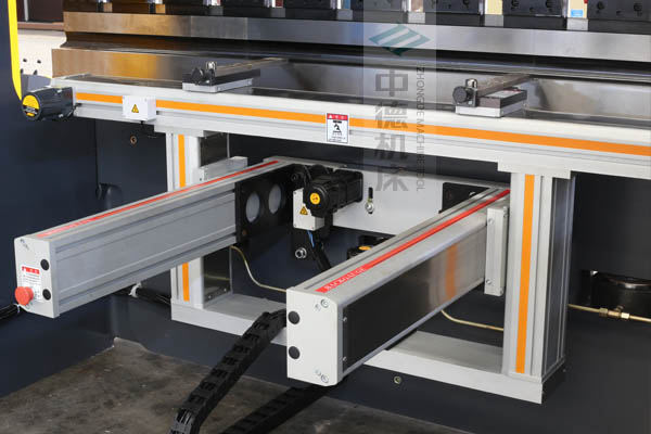 ZDPE8025-4+1軸全封套加強(qiáng)型鋁合金后檔料系統(tǒng)，內(nèi)有成套滾珠絲桿和直線導(dǎo)軌，精度高速度快噪音低.jpg