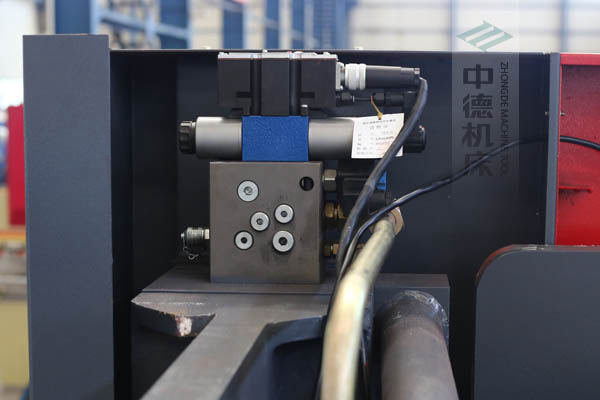 ZDPE8025采用進(jìn)口液壓系統(tǒng)，穩(wěn)定無(wú)故障，耐高溫高壓，持久工作精度高.jpg