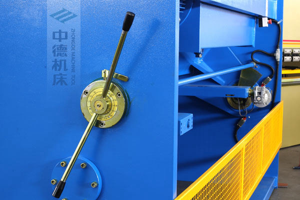 ZDS-432剪板機(jī)刀片間隙手動調(diào)節(jié)器，刻度清淅，調(diào)節(jié)省力又簡便.jpg