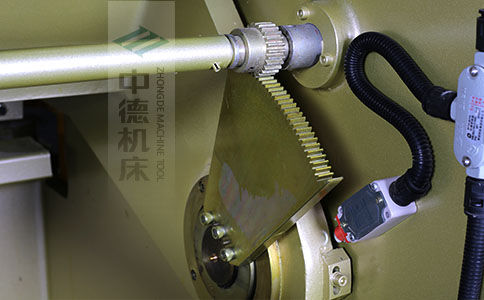 ZDS-640采用高精度刀片間隙調(diào)節(jié)齒輪，經(jīng)過淬火高硬度又耐磨，表面鍍鋅不生銹，長年累月使用依然有很高的調(diào)節(jié)精度.jpg