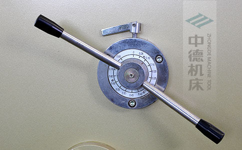 ZDS-640剪板機(jī)刀片間隙手動(dòng)調(diào)節(jié)器，刻度清淅，調(diào)節(jié)省力又簡便.jpg
