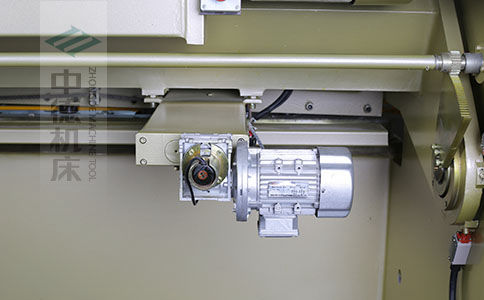 ZDS-640剪板機(jī)后檔料結(jié)構(gòu)，平行度高，并采用國內(nèi)一流品牌軸承，耐磨抗壓壽命長.jpg